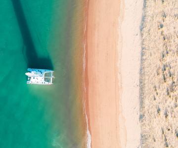 Catamaran en mouillage près de Boyardville