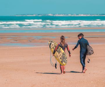 Haga surf en una de las numerosas playas de la isla de Oléron.