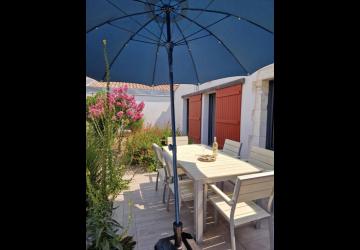 la terasse sous le parasol